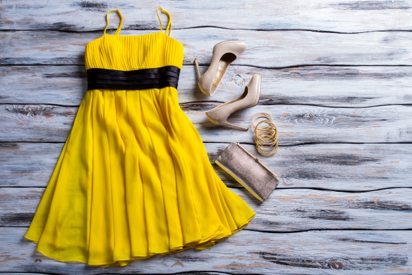 What Color Jewelry Goes With Yellow Dress?