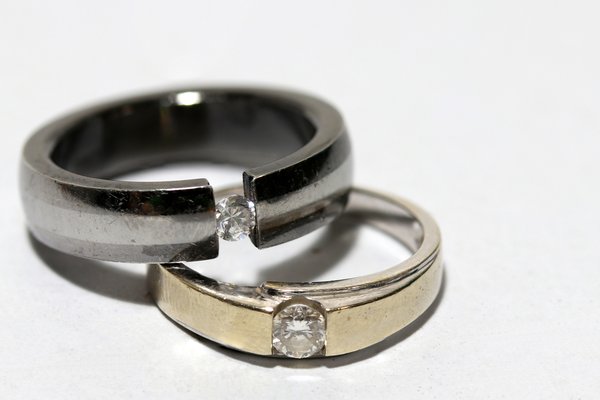Black Zirconium vs Tungsten Rings: Which One Should You Choose?